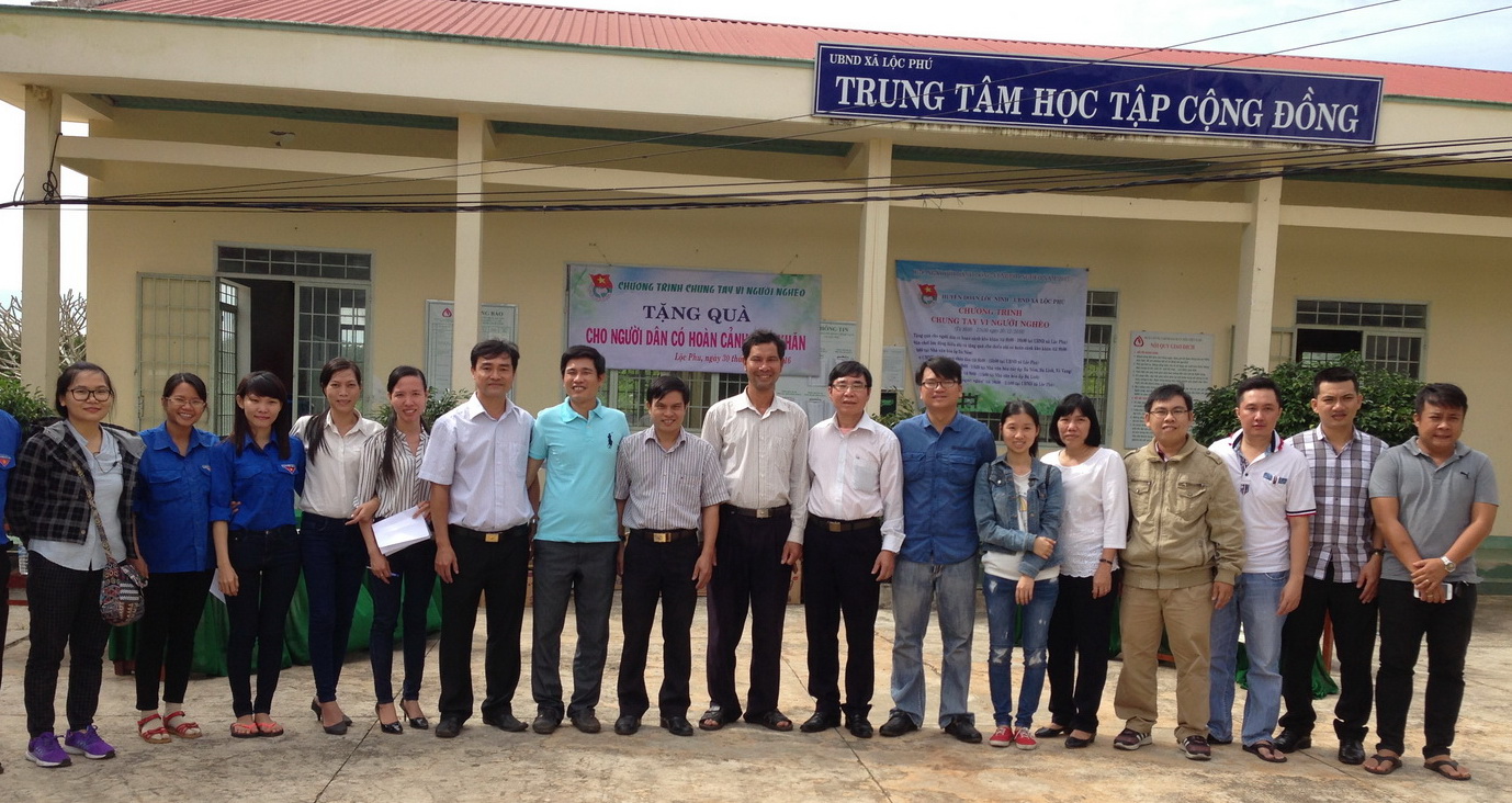 Chụp ảnh lưu niệm giữa Trung tâm Nghiên cứu kinh tế miền Nam và lãnh đạo UBND xã Lộc Phú